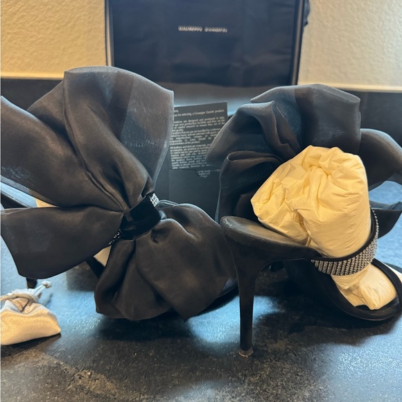 Giuseppe Zanotti Black Heels with Chic Bow Design - Picture 1 of 8